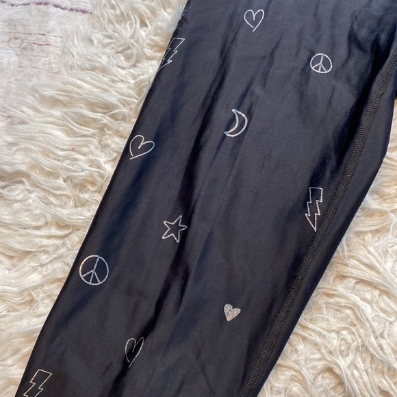 DONATING 9/1 Terez Patterned Black Capri Leggings sz L - Picture 3 of 8